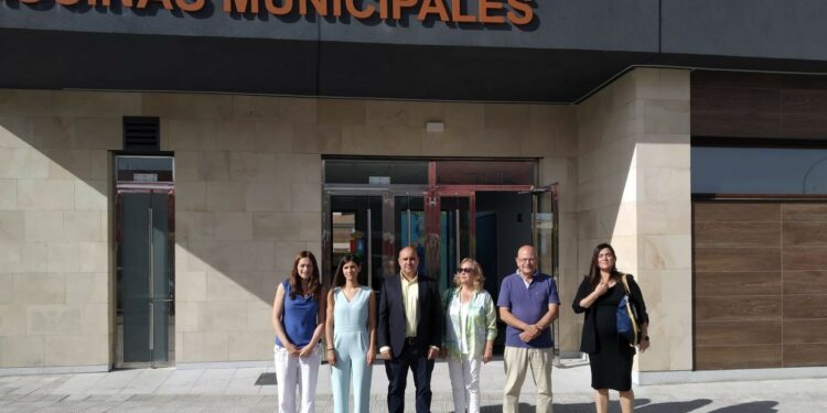 Las piscinas de Villares abren la temporada con el estreno de nuevas instalaciones de acceso y vestuarios