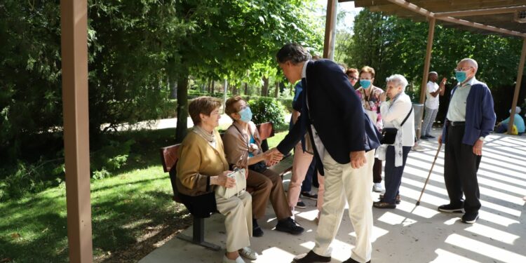 El Ayuntamiento retoma los homenajes a las personas centenarias y a las que alcanzan las bodas de oro