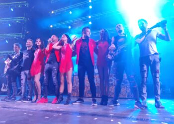 El grupo ‘Cañón’ y la noche más festiva del año congregan a miles de jóvenes en Santa Marta