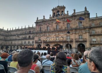 La Orquesta Sinfónica de Castilla y León celebra su 30º aniversario ante una Plaza Mayor abarrotada de público
