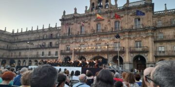 La Orquesta Sinfónica de Castilla y León celebra su 30º aniversario ante una Plaza Mayor abarrotada de público