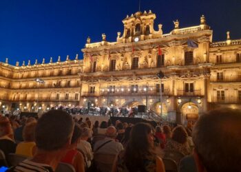 La Orquesta Sinfónica de Castilla y León celebra su 30º aniversario ante una Plaza Mayor abarrotada de público