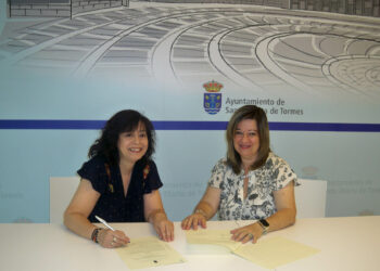 Los mayores de Santa Marta podrán arreglar su ropa a precios reducidos gracias al convenio firmado por el Ayuntamiento