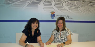 Los mayores de Santa Marta podrán arreglar su ropa a precios reducidos gracias al convenio firmado por el Ayuntamiento