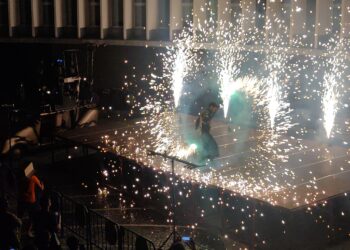 Miles de personas se echan a la calle para disfrutar del espectáculo de fuego, música y baile