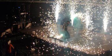 Miles de personas se echan a la calle para disfrutar del espectáculo de fuego, música y baile