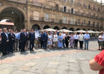 La Plaza Mayor guarda un minuto de silencio en el 25 aniversario del asesinato de Miguel Ángel Blanco