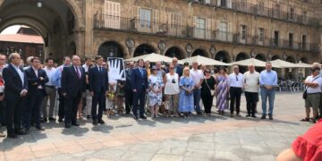 La Plaza Mayor guarda un minuto de silencio en el 25 aniversario del asesinato de Miguel Ángel Blanco