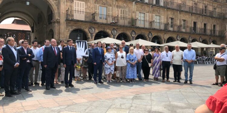 La Plaza Mayor guarda un minuto de silencio en el 25 aniversario del asesinato de Miguel Ángel Blanco