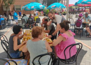 Los vecinos de Santa Marta agotan las 1.000 raciones preparadas en la paella popular