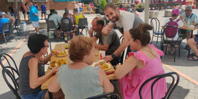 Los vecinos de Santa Marta agotan las 1.000 raciones preparadas en la paella popular