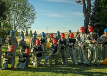Divertida ‘batalla’ juvenil de paintball en el Prado de la Vega para iniciar las actividades del verano joven en Carbajosa