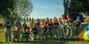Divertida ‘batalla’ juvenil de paintball en el Prado de la Vega para iniciar las actividades del verano joven en Carbajosa