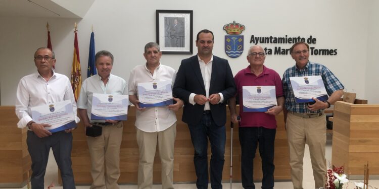 El Ayuntamiento homenajea a los trabajadores jubilados durante los dos últimos años