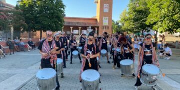 Los niños y mayores disfrutan de los talleres y los ritmos que marca la II Semana del Comercio de Santa Marta