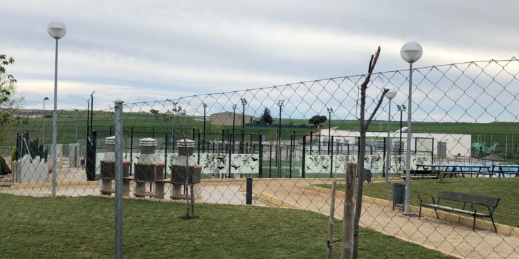 La retirada del merendero y las barbacoas de las piscinas aumentará la zona de césped para los bañistas