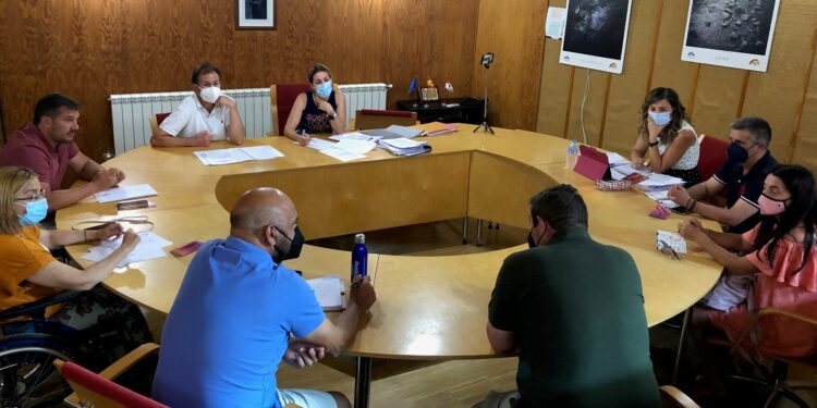 El convenio con el Obispado permitirá la limpieza y el acondicionamiento de la espadaña de la iglesia tras más de un año de espera