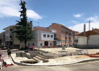 La plaza La Cilla estrenará imagen a finales de mes como nuevo espacio verde y de descanso para los peatones en el casco urbano de Carbajosa