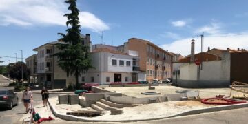 La plaza La Cilla estrenará imagen a finales de mes como nuevo espacio verde y de descanso para los peatones en el casco urbano de Carbajosa