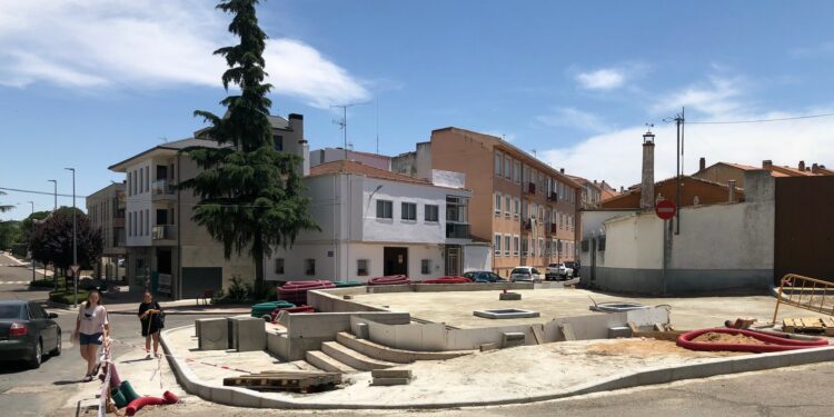 La plaza La Cilla estrenará imagen a finales de mes como nuevo espacio verde y de descanso para los peatones en el casco urbano de Carbajosa