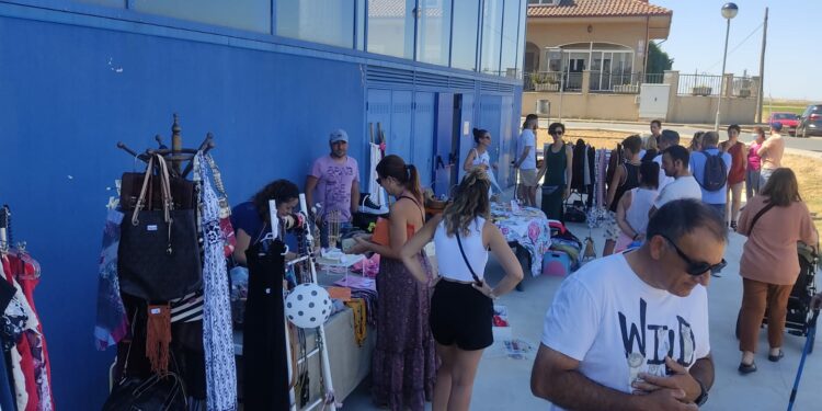 Los vecinos de Monterrubio aprenden a reutilizar y dar una segunda vida a la ropa y objetos de casa
