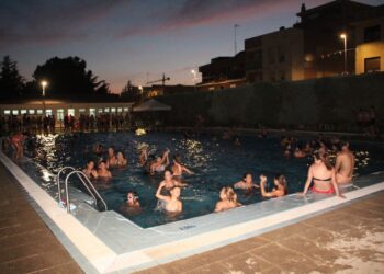 Carbajosa logra un nuevo éxito con 400 personas en la segunda noche de apertura de las piscinas