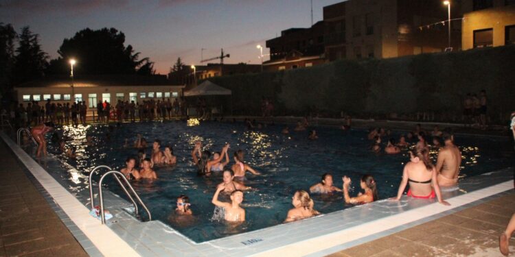 Carbajosa logra un nuevo éxito con 400 personas en la segunda noche de apertura de las piscinas