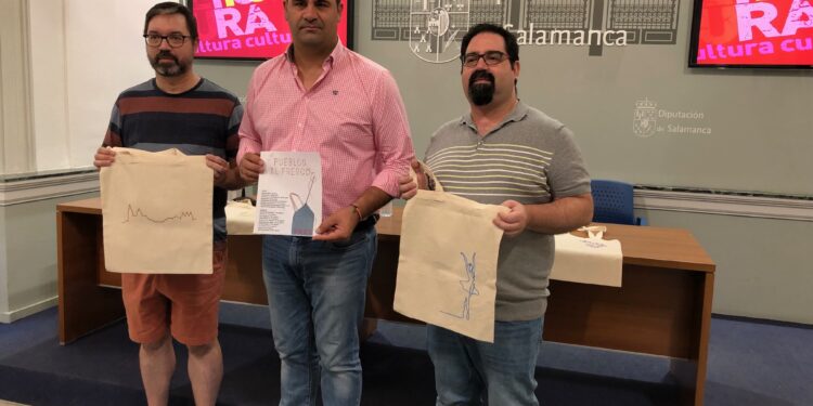 La Diputación recupera la costura y el bordado tradicional en la calle con ‘Pueblos al Fresco’ en 18 municipios