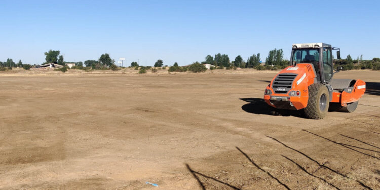 Todo listo en el recinto ferial para la instalación de la plaza de toros, las atracciones y las peñas