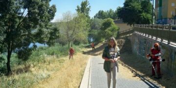 Santa Marta desbroza el primer tramo urbano de la ribera del río para acondicionar esta zona de paseo