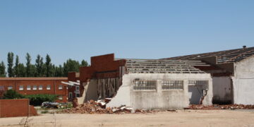 Comienza el esperado derribo del matadero que deja vía libre al desarrollo urbanístico de un nuevo sector residencial