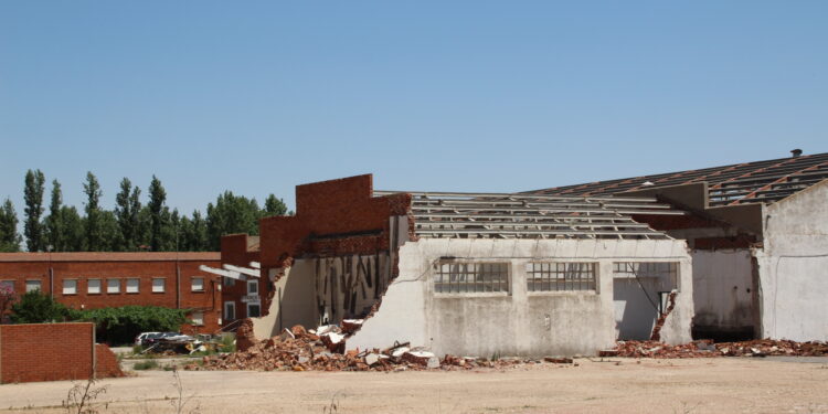 Comienza el esperado derribo del matadero que deja vía libre al desarrollo urbanístico de un nuevo sector residencial