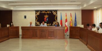 La revisión de la red de agua en el polígono y la renovación de señales para regular el tráfico en el casco urbano centran las inversiones de los 317.000 euros aprobados para mejorar los servicios