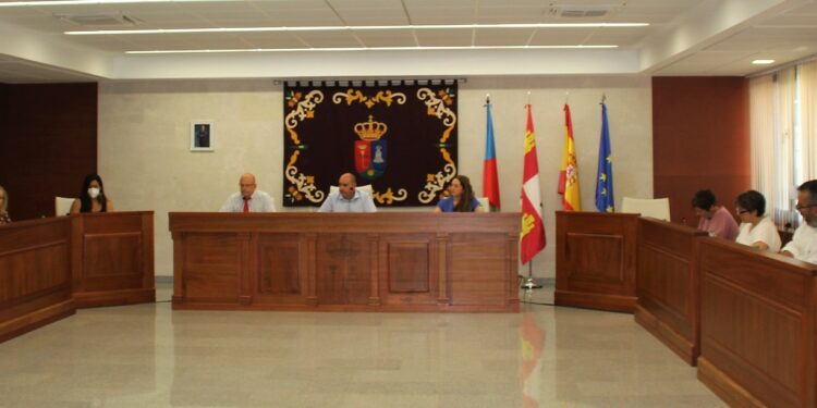 La revisión de la red de agua en el polígono y la renovación de señales para regular el tráfico en el casco urbano centran las inversiones de los 317.000 euros aprobados para mejorar los servicios