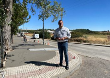 El acerado del camino de Carbajosa mejora la seguridad vial y une la zona comercial, las urbanizaciones, la biblioteca y los edificios municipales