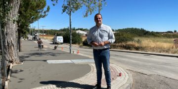 El acerado del camino de Carbajosa mejora la seguridad vial y une la zona comercial, las urbanizaciones, la biblioteca y los edificios municipales