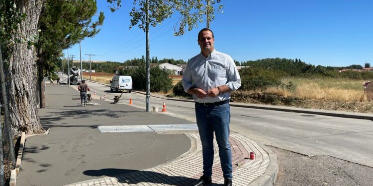 El acerado del camino de Carbajosa mejora la seguridad vial y une la zona comercial, las urbanizaciones, la biblioteca y los edificios municipales