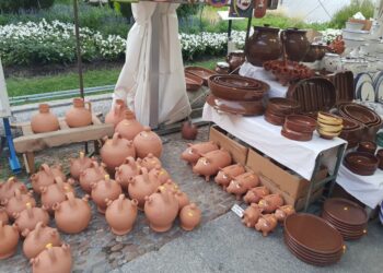 La Feria del Barro reúne a dieciocho artesanos en la Plaza de Anaya