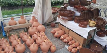 La Feria del Barro reúne a dieciocho artesanos en la Plaza de Anaya