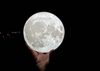 Observación astronómica para ver la configuración planetaria del Cielo de Salamanca