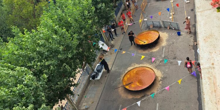 Los vecinos de Castellanos reponen fuerzas con la paella popular para continuar las fiestas