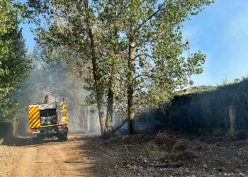 Un incendio originado en uno de los túneles de la A-50 hace saltar las alarmas en Santa Marta