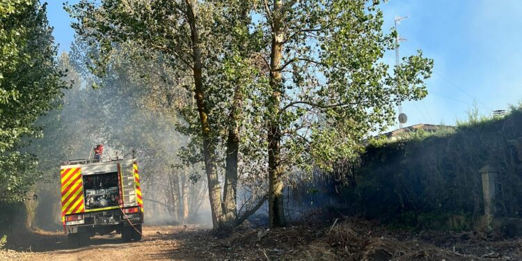 Un incendio originado en uno de los túneles de la A-50 hace saltar las alarmas en Santa Marta