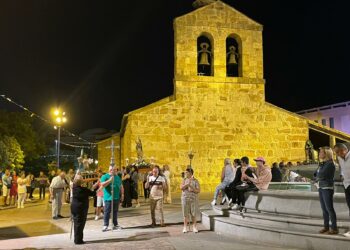 Los fieles mantienen viva la devoción a Nuestra Señora y San Roque en la procesión nocturna