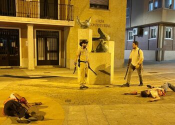 La invasión zombie congrega a más de 300 personas en Carbajosa para participar en un impactante juego en vivo nocturno