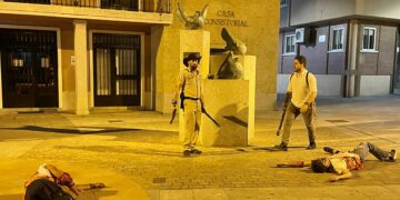 La invasión zombie congrega a más de 300 personas en Carbajosa para participar en un impactante juego en vivo nocturno