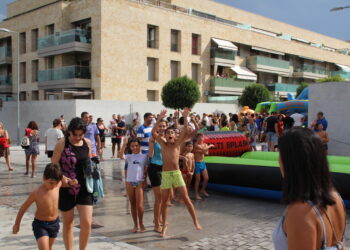 Divertida tarde de chapuzones en los hinchables acuáticos para los niños de Aldeatejada