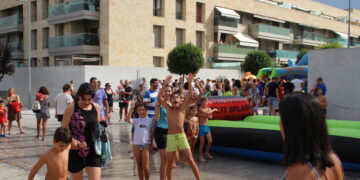Divertida tarde de chapuzones en los hinchables acuáticos para los niños de Aldeatejada
