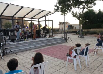 Degustación de chorizo al vino, fiesta de la espuma y tributo a Fito para celebrar la Fiesta Fin de Verano en Cabrerizos