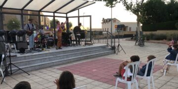 Degustación de chorizo al vino, fiesta de la espuma y tributo a Fito para celebrar la Fiesta Fin de Verano en Cabrerizos